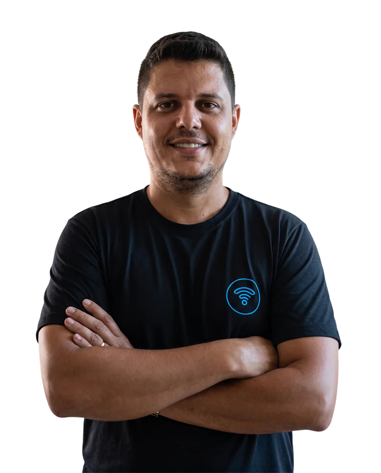 Técnico da Sultech Soluções uniformizado
