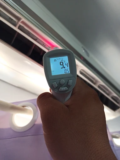 Termômetro infravermelho medindo a temperatura na saída do ar-condicionado