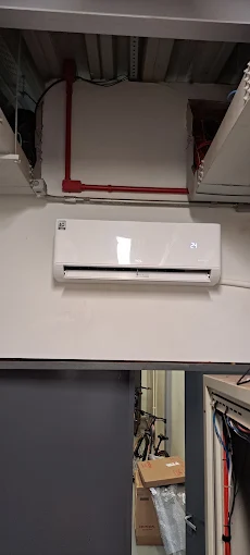 Ar-condicionado split instalado na parede de uma área técnica comercial
