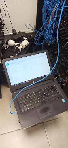 Notebook conectado ao rack de rede durante a configuração dos equipamentos