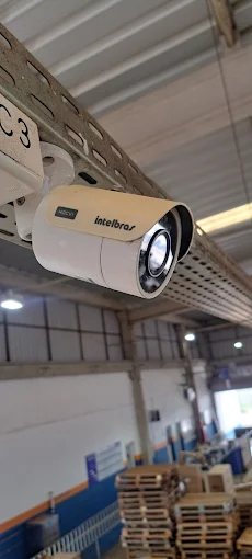 Câmera de segurança identificada por setor, instalada no teto de um galpão