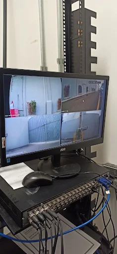 Monitor exibindo as imagens das câmeras, com o DVR montado no rack