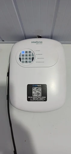 Central de alarme com adesivo de identificação e QR code da Sultech Soluções